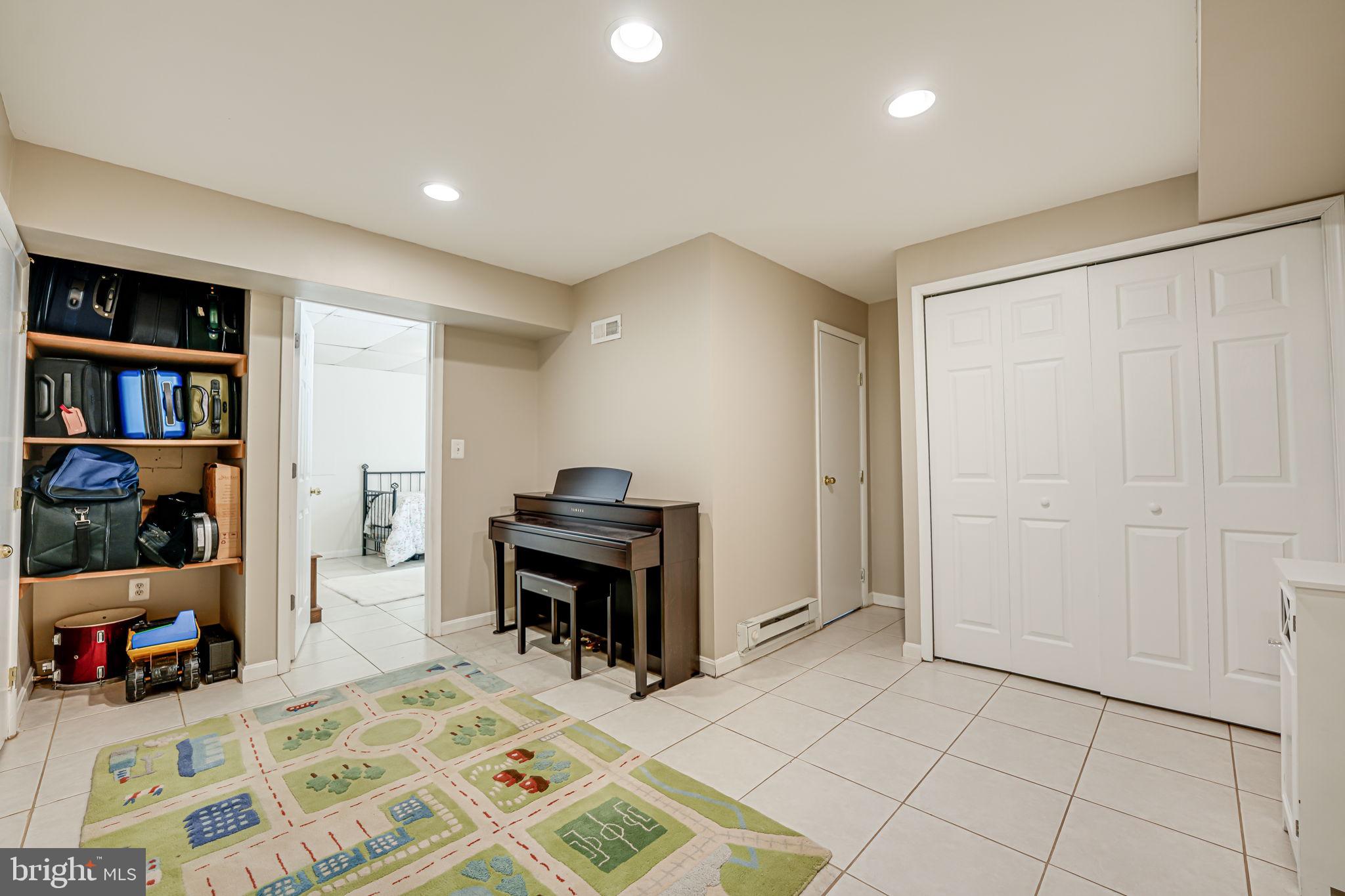 108 East Glebe Road, Unit B Alexandria, VA 22305 - Photo 24 of 34 Family Room- Lower Level