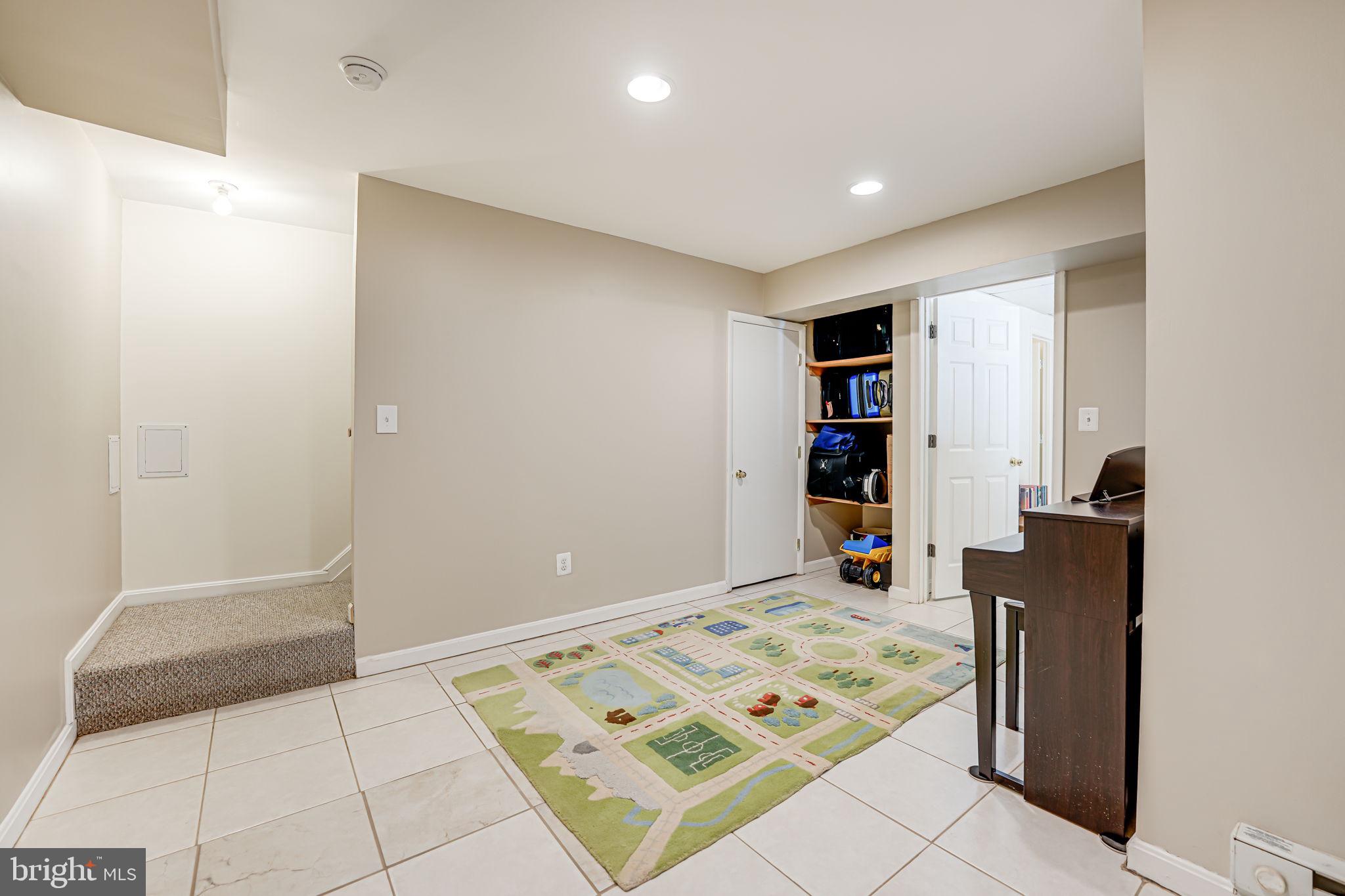 108 East Glebe Road, Unit B Alexandria, VA 22305 - Photo 25 of 34 Family Room- Lower Level