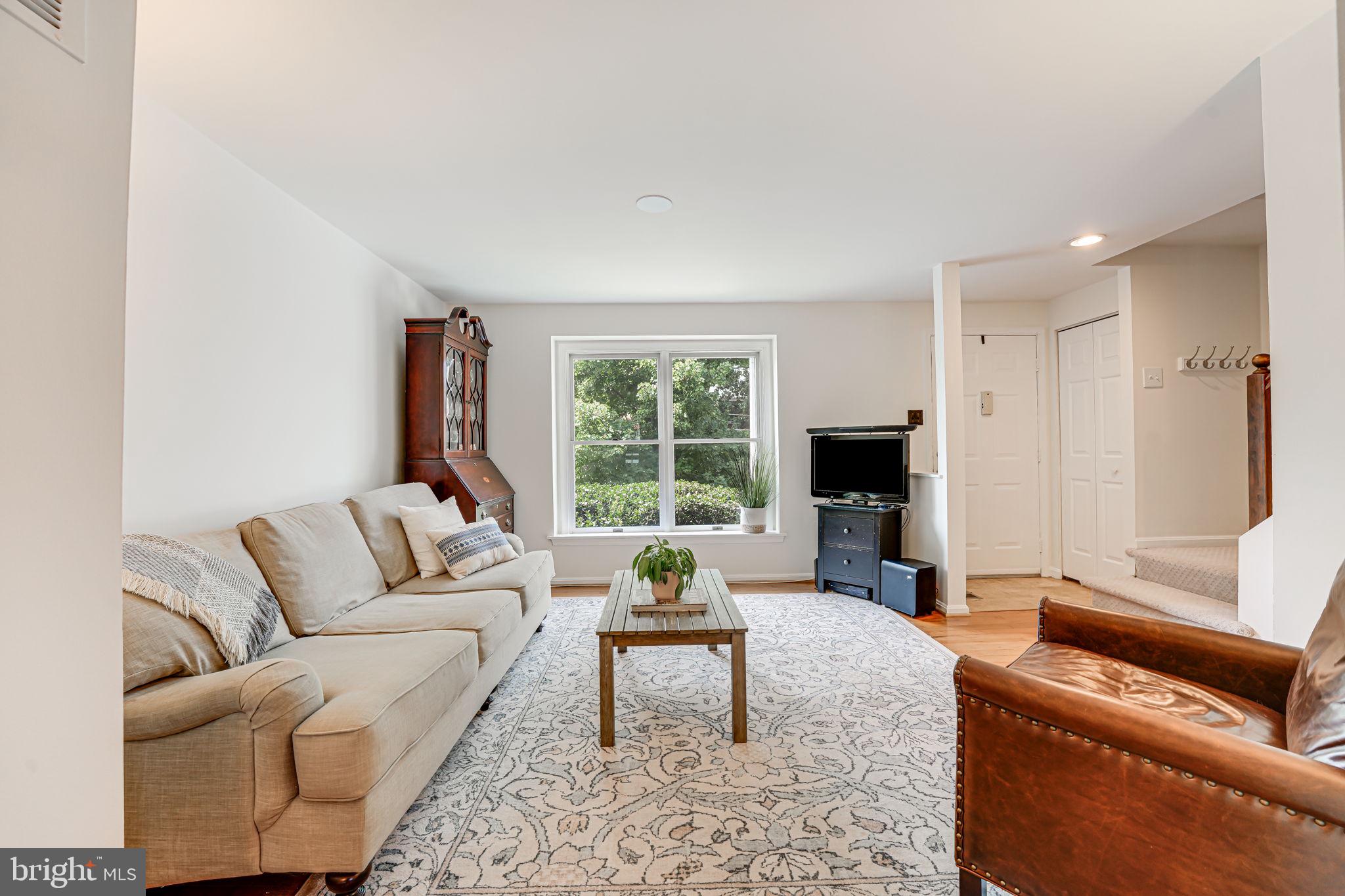 108 East Glebe Road, Unit B Alexandria, VA 22305 - Photo 7 of 34 Living Room
