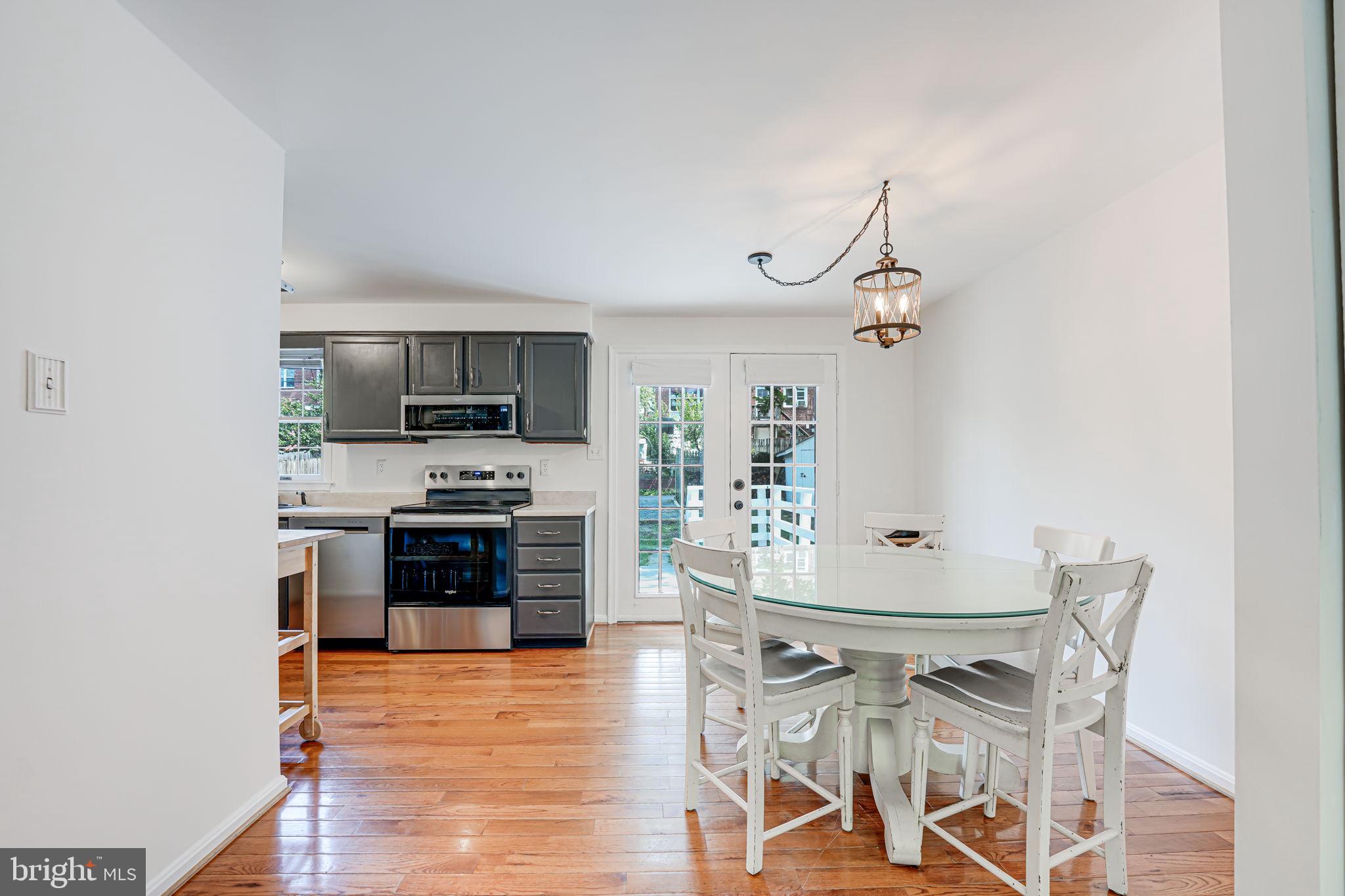 108 East Glebe Road, Unit B Alexandria, VA 22305 - Photo 10 of 34 Dining Area