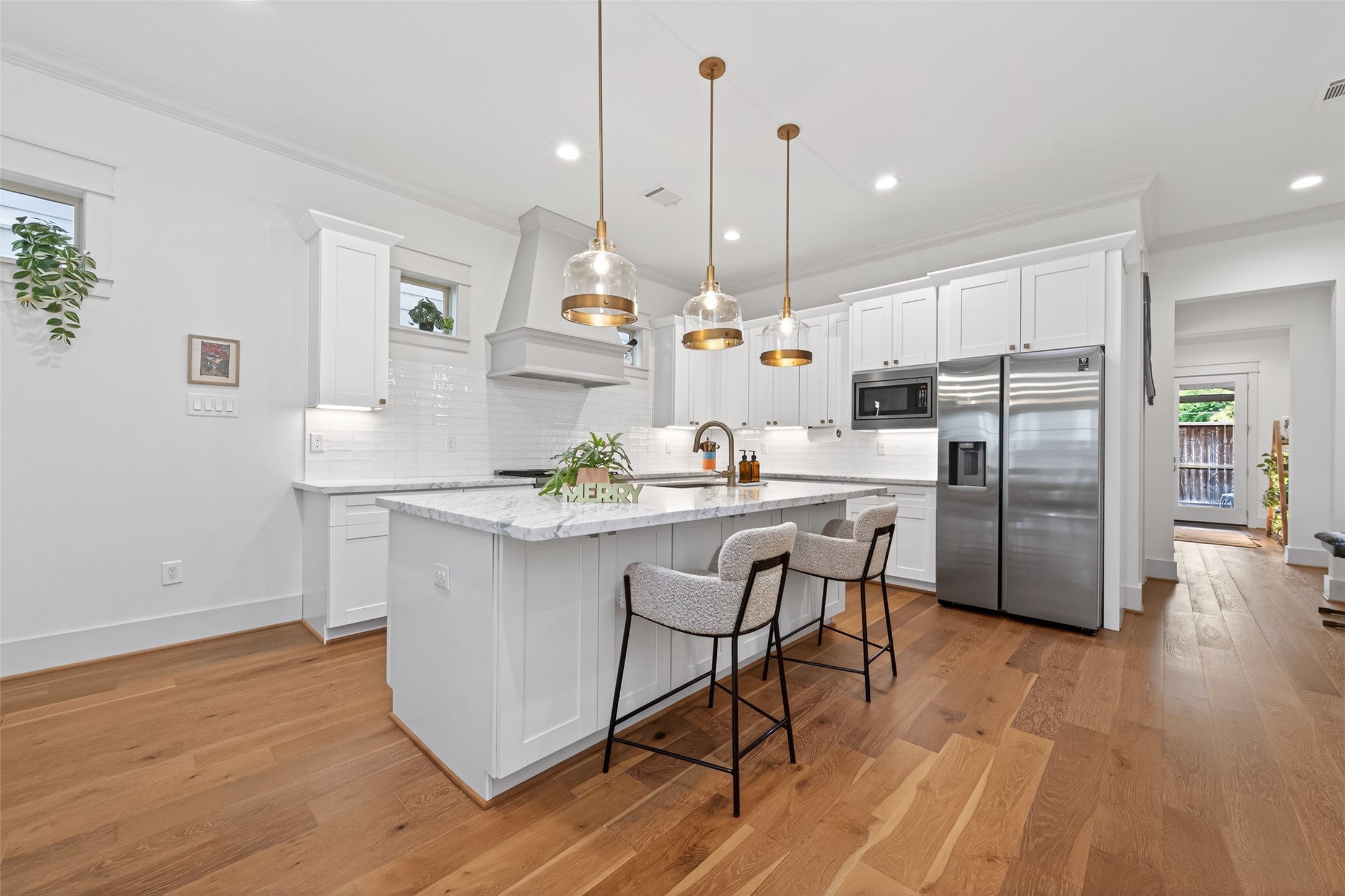 515 West 25th Street Houston, TX 77008 - Photo 8 of 35 Chef’s kitchen features Carrara Marble countertops, a generous 4’ x 8’ island with breakfast bar seating, and extensive storage that combines beauty, function, and everyday convenience.