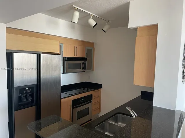 $3,200 | 325 South Biscayne Boulevard, Unit 3716, Miami, FL 33131