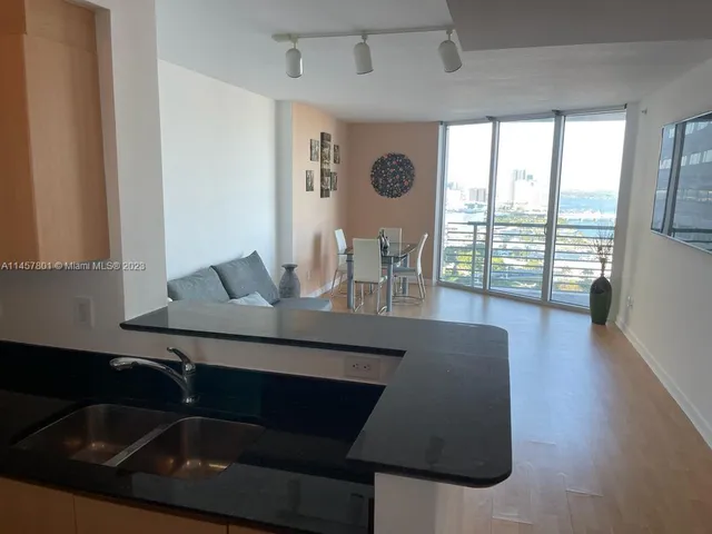 $3,200 | 325 South Biscayne Boulevard, Unit 3716, Miami, FL 33131