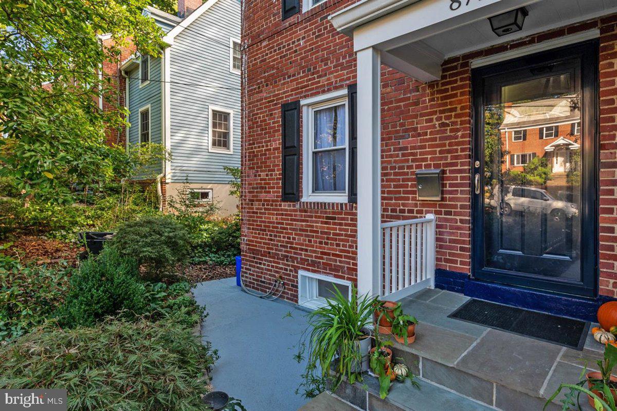 8711 Bradford Road Silver Spring, MD 20901 - Photo 4 of 40 Welcoming!