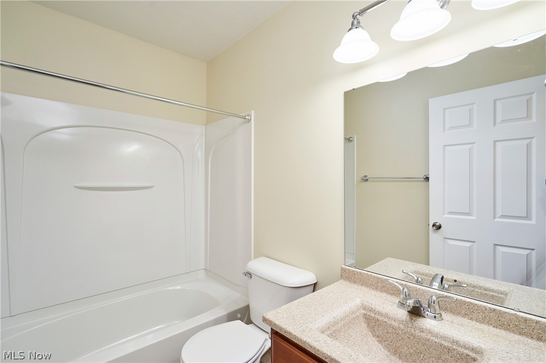 3201 Ridgewood Road Fairlawn, OH 44333 - Photo 13 of 23 Main Floor Full Bath