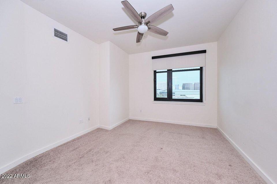 310 South 4th Street, Unit 605 Phoenix, AZ 85004 - Photo 20 of 26 an empty room with a window and a ceiling fan