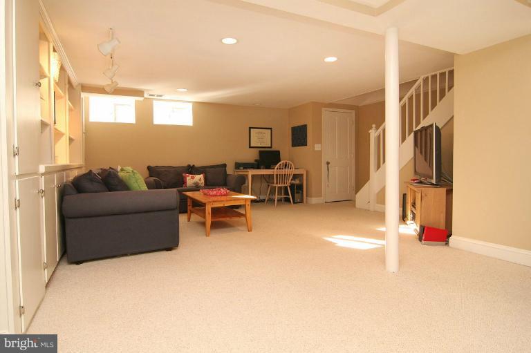 212 Gaywood Road Baltimore, MD 21212 - Photo 6 of 30 Family Room