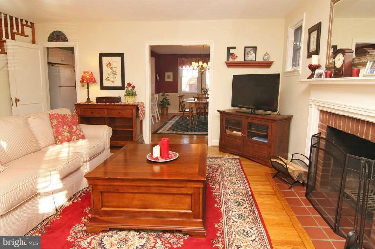 212 Gaywood Road Baltimore, MD 21212 - Photo 8 of 30 Living Room