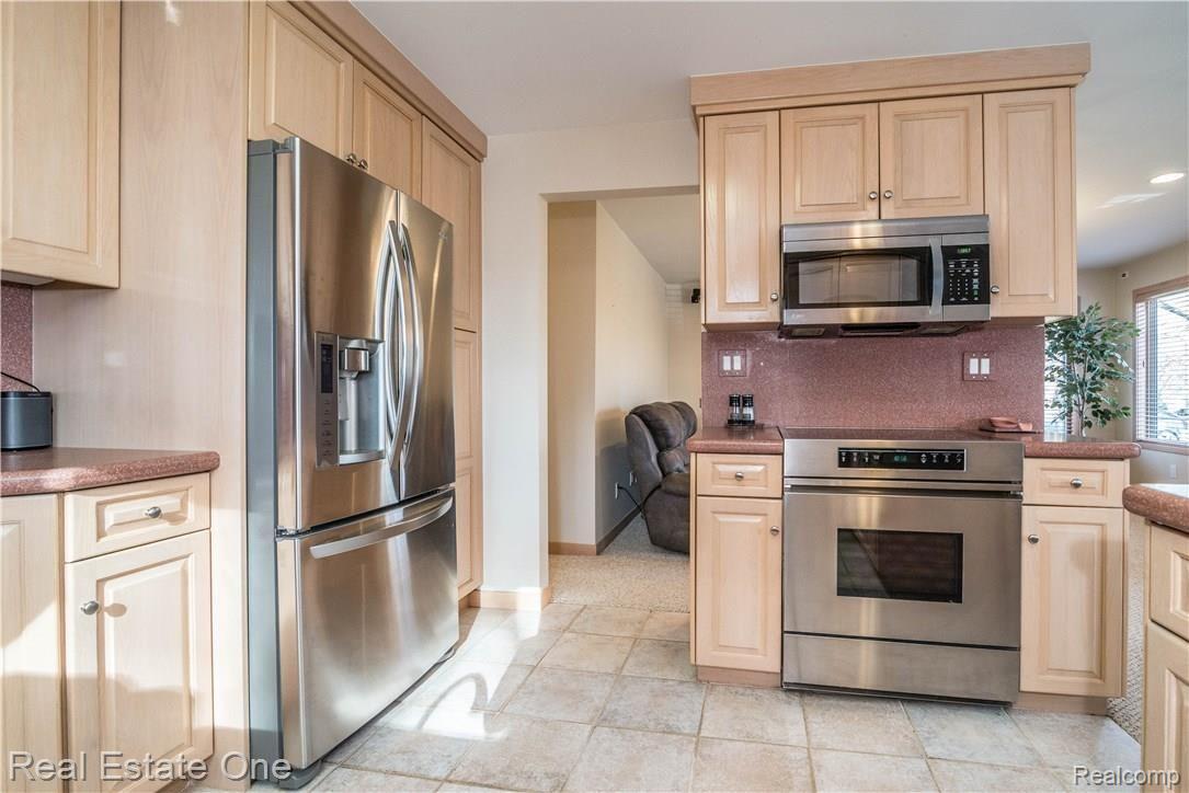 8519 Tindall Road Davisburg, MI 48350 - Photo 11 of 41 Stainless steel appliances stay!