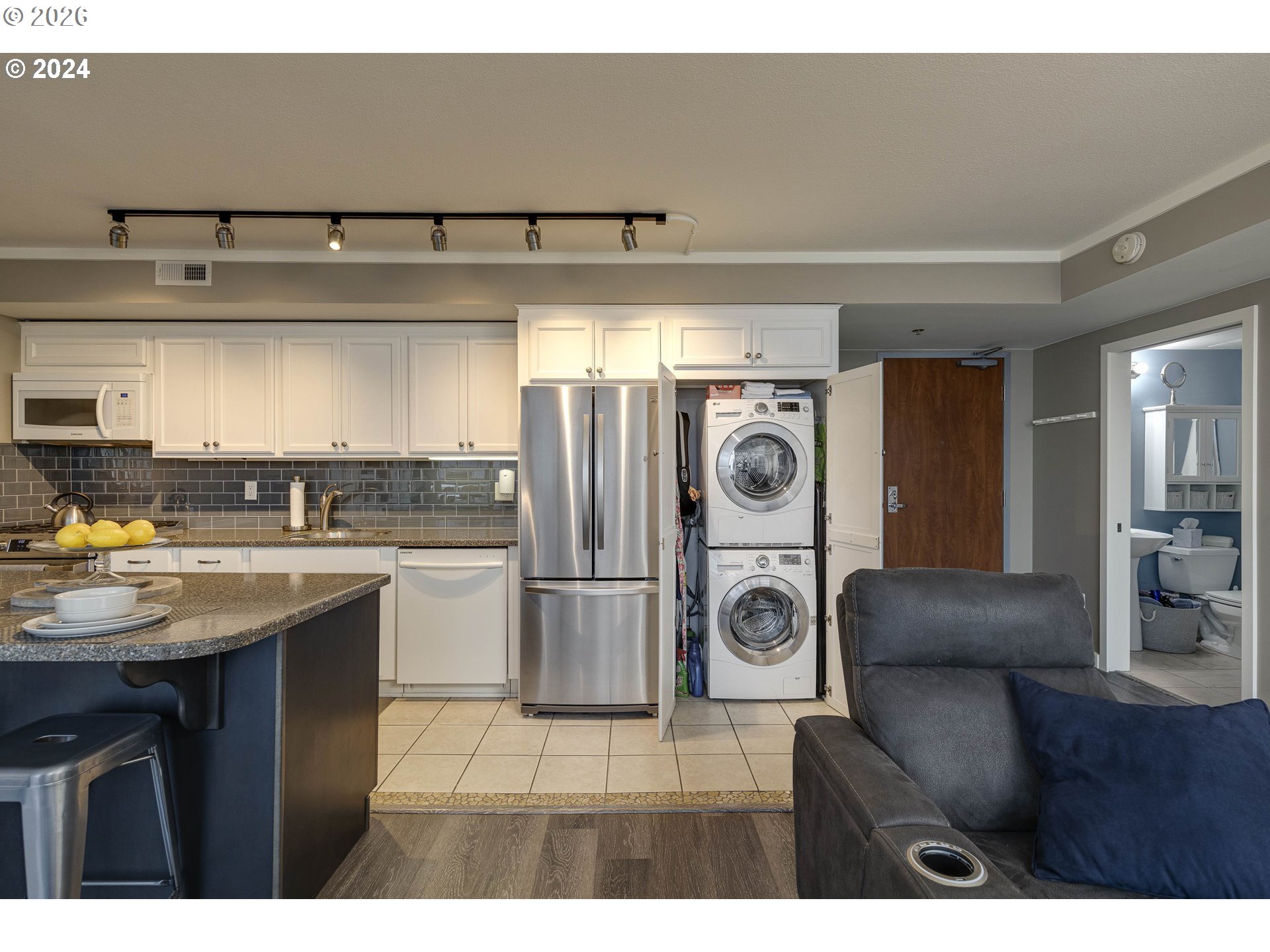 533 Northeast Holladay Street, Unit 409 Portland, OR 97232 - Photo 9 of 38 a kitchen with a refrigerator and a stove