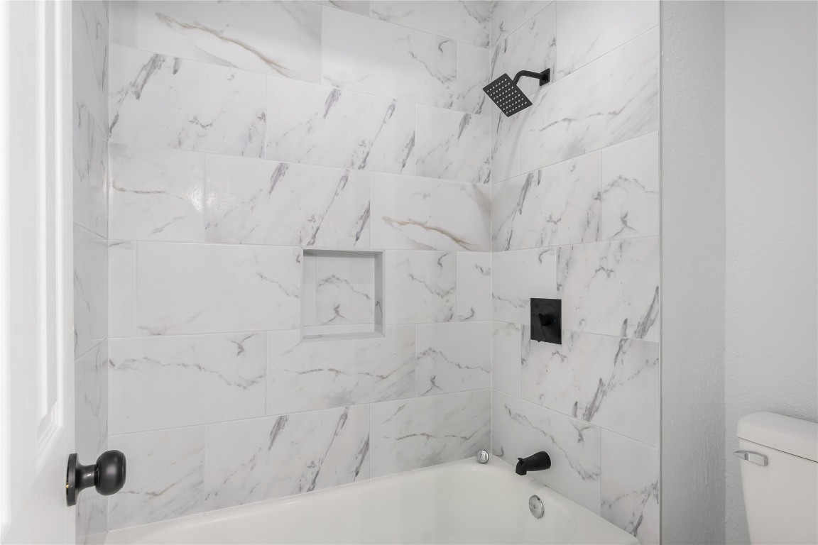 40111 Roundup Road Magnolia, TX 77354 - Photo 30 of 42 a bathroom with a bathtub