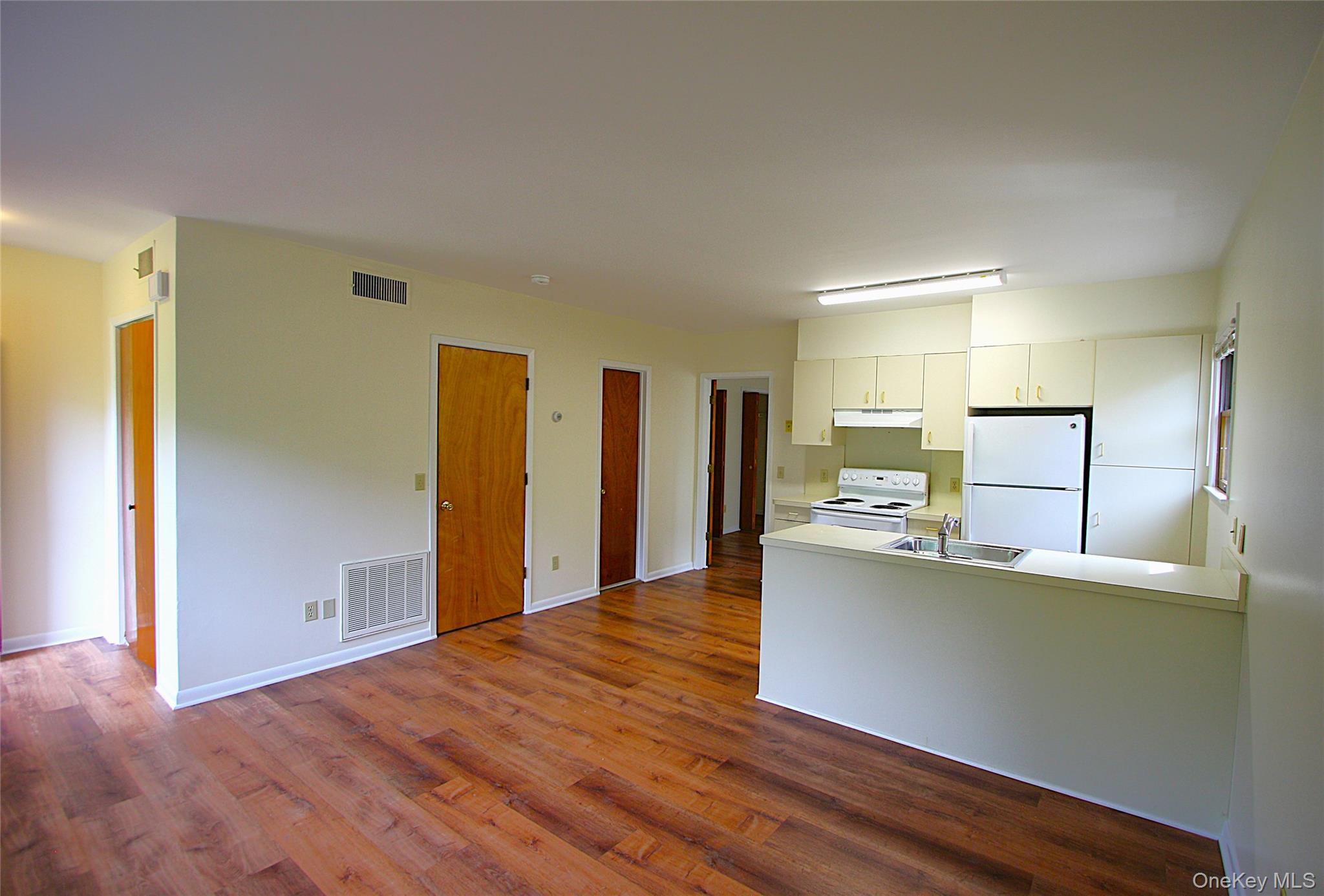 3115 Albany Post Road, Unit 2 Buchanan, NY 10511 - Photo 4 of 15 On the left is the large coat closet.
