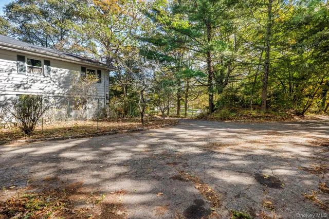$475,000 | 33 Albion Ovl, Mahopac, NY 10541