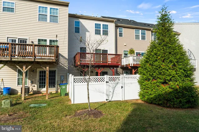 a view of a house with backyard and garden