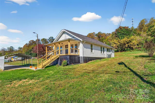 a view of a house with a yard