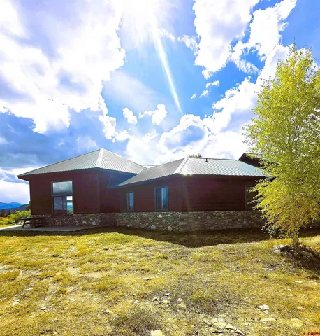 a view of a house with a yard
