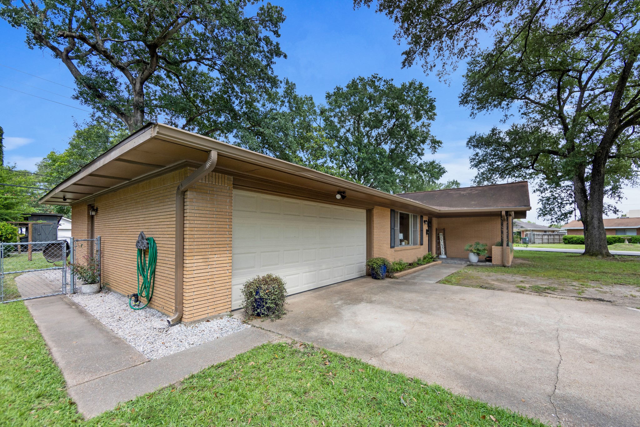700 Barbara Street Tomball, TX 77375 - Photo 4 of 34