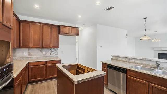 $290,900 | 408 Channel View Court, DeSoto, TX 75115