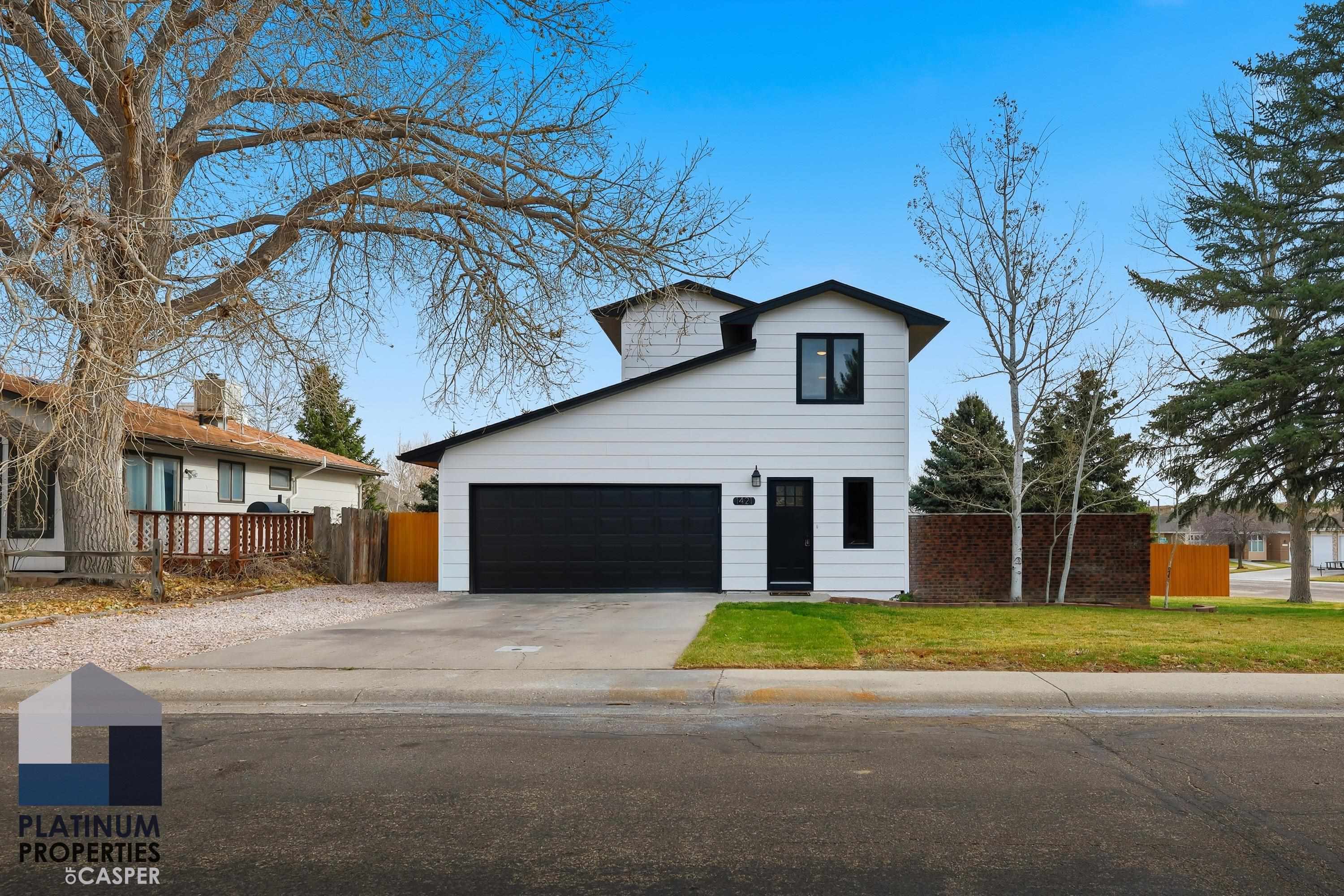 1421 Newport Casper, WY 82609 - Photo 3 of 26