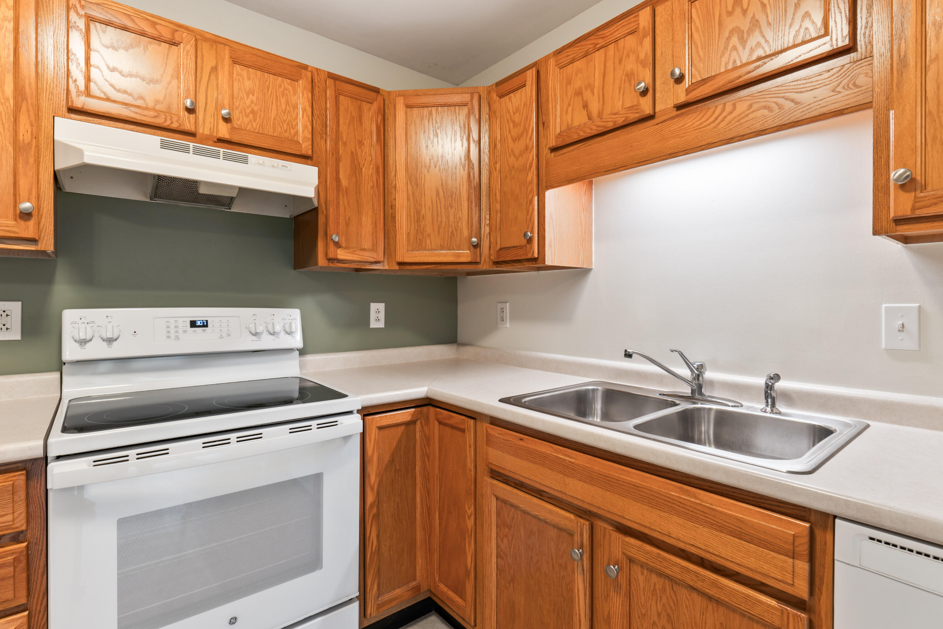 106 Rita Way, Unit 106 Brunswick, ME 04011 - Photo 6 of 31 Kitchen