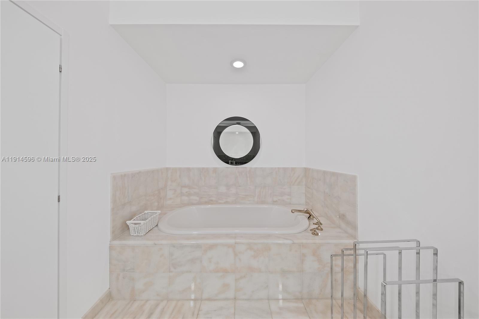 50 South Pointe Drive, Unit 1206 Miami Beach, FL 33139 - Photo 19 of 38 a bathroom with a tub