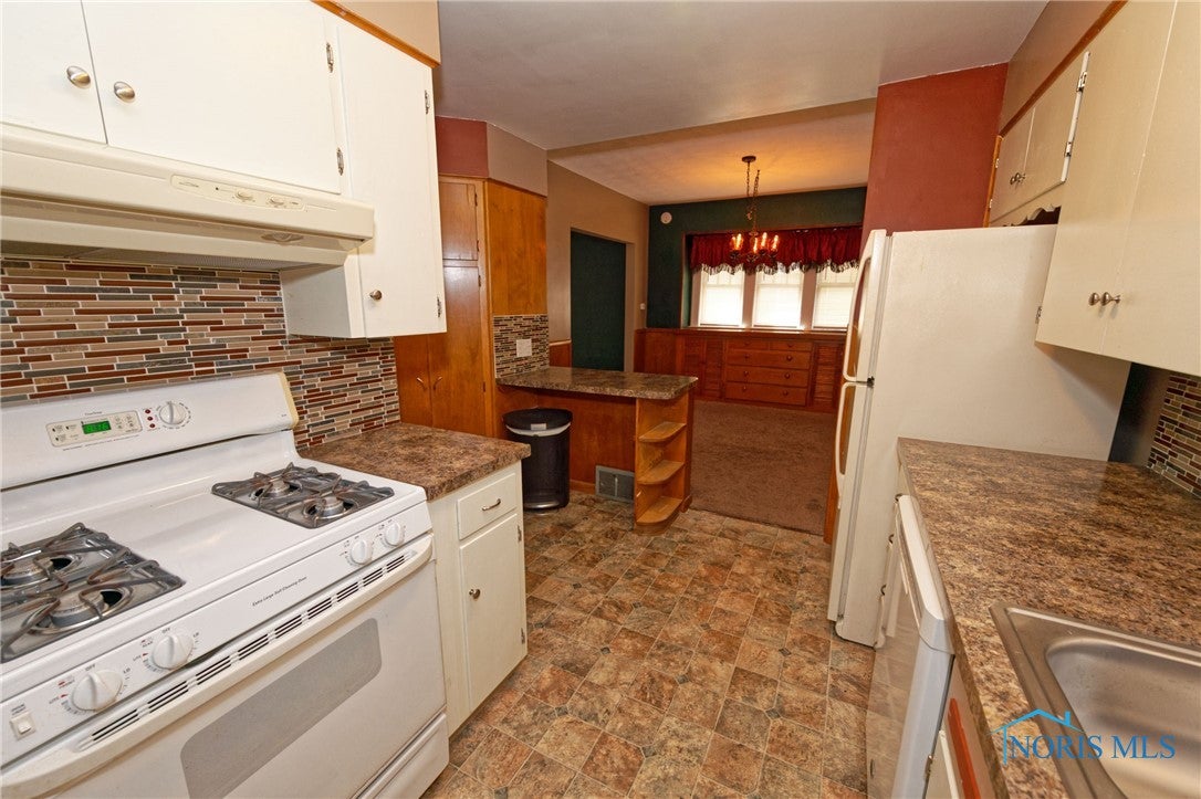 4139 Bennett Road Toledo, OH 43612 - Photo 10 of 23 KITCHEN