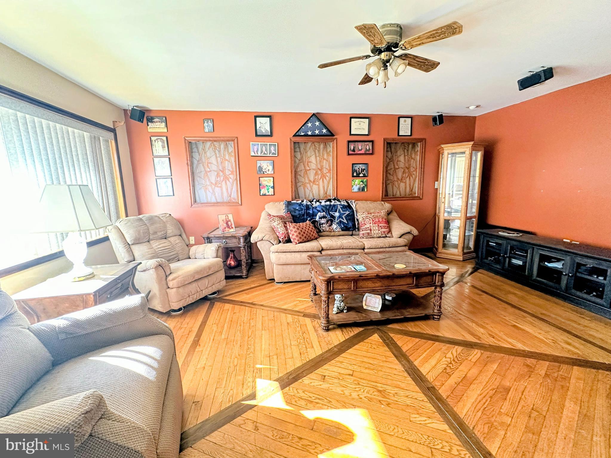 11716 Corry Road Philadelphia, PA 19154 - Photo 3 of 17 Livingroom
