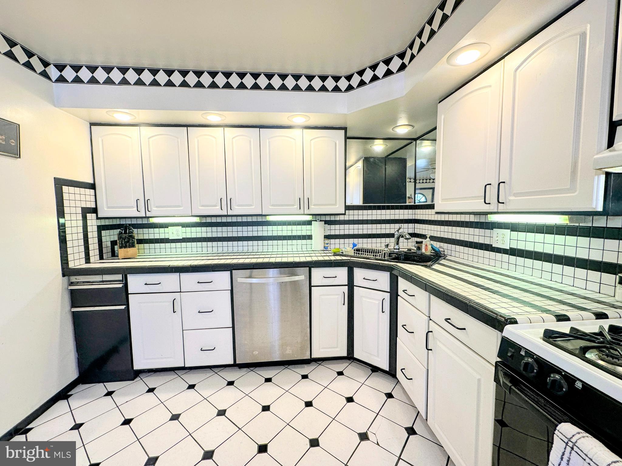 11716 Corry Road Philadelphia, PA 19154 - Photo 6 of 17 Kitchen