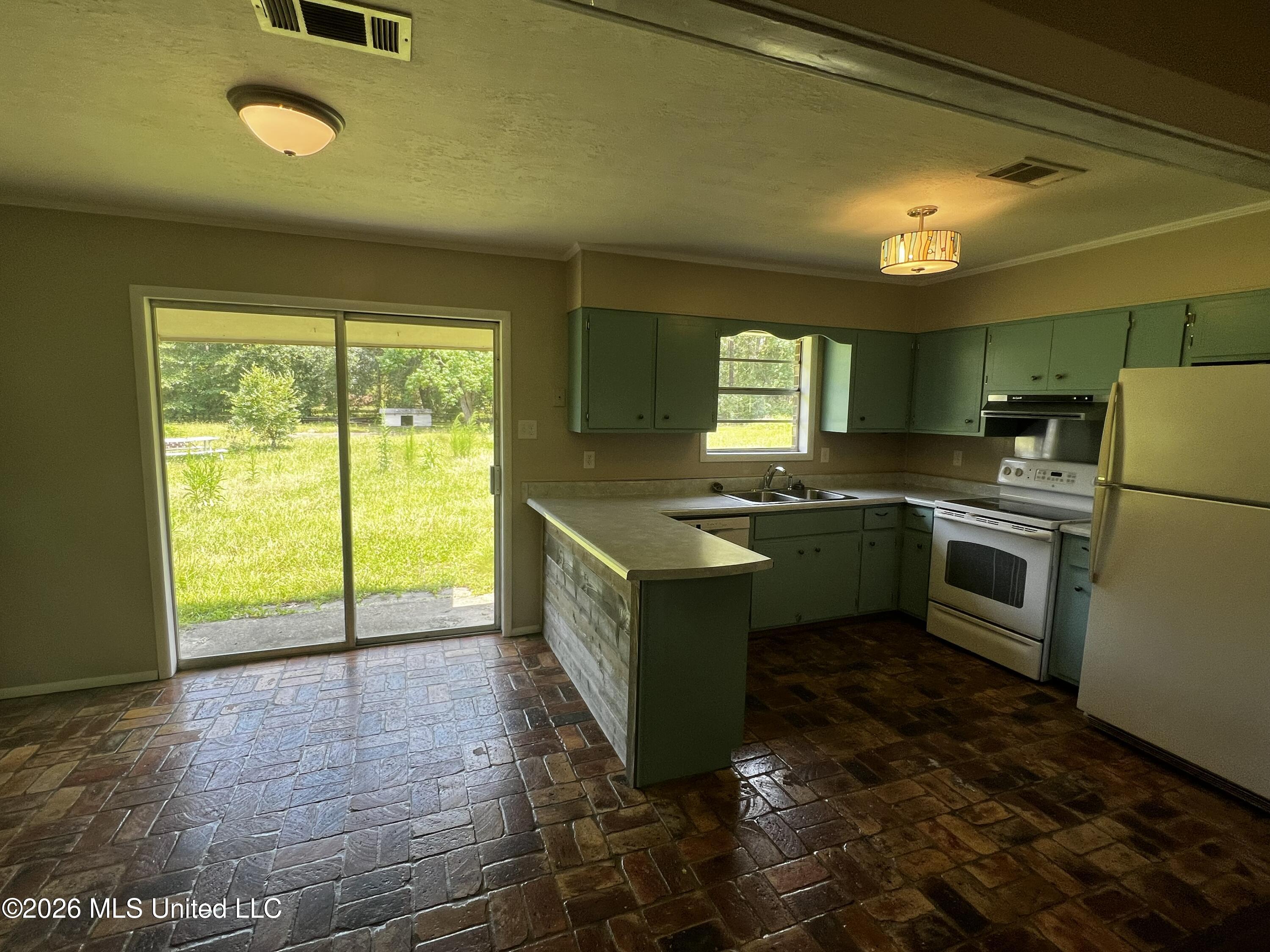 6301 Cleo Drive Moss Point, MS 39562 - Photo 12 of 42 IMG_2816