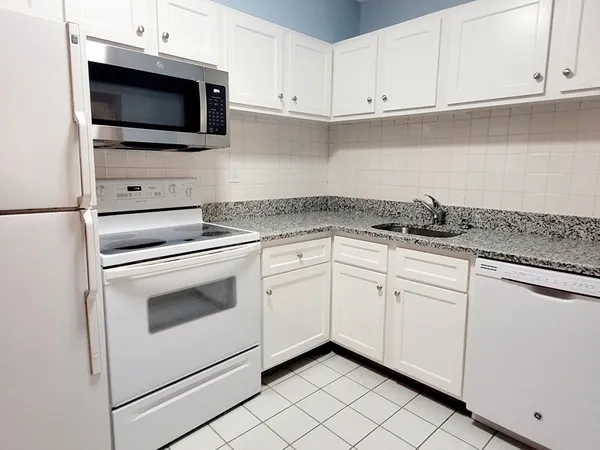 $1,975 | 49 Windsor Drive, Unit 201, Holliston, MA 01746