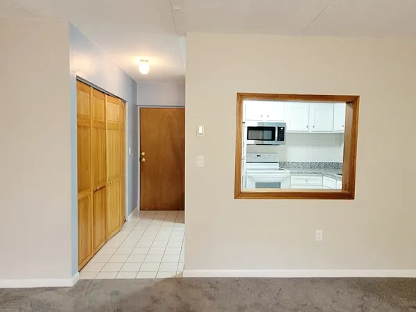 $1,975 | 49 Windsor Drive, Unit 201, Holliston, MA 01746