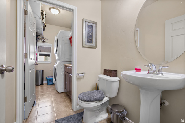 2005 Redtail Way Layton, UT 84040 - Photo 8 of 37 Pedestal sink with chrome faucet and circular wall mirror