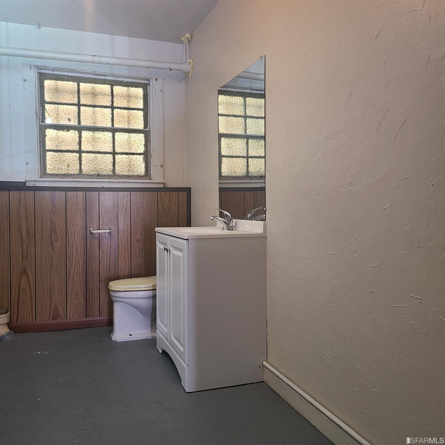 7960 MacArthur Boulevard Oakland, CA 94605 - Photo 9 of 10 a utility room with dryer and washer