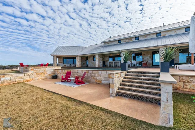 a view of an outdoor space