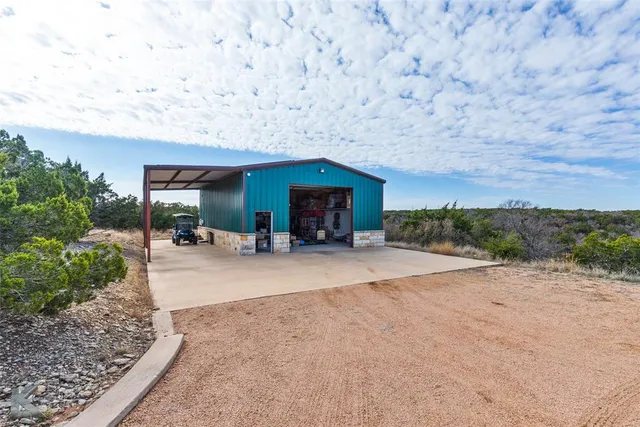 a view of a house with backyard and garden
