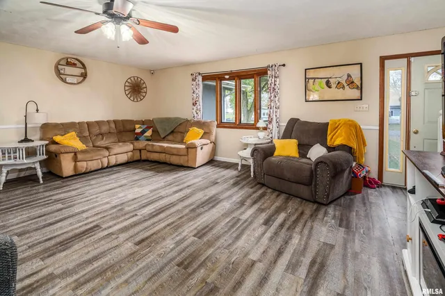 $179,000 | 816 South Elm Street, Sesser, IL 62884