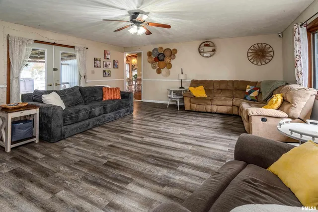 $179,000 | 816 South Elm Street, Sesser, IL 62884