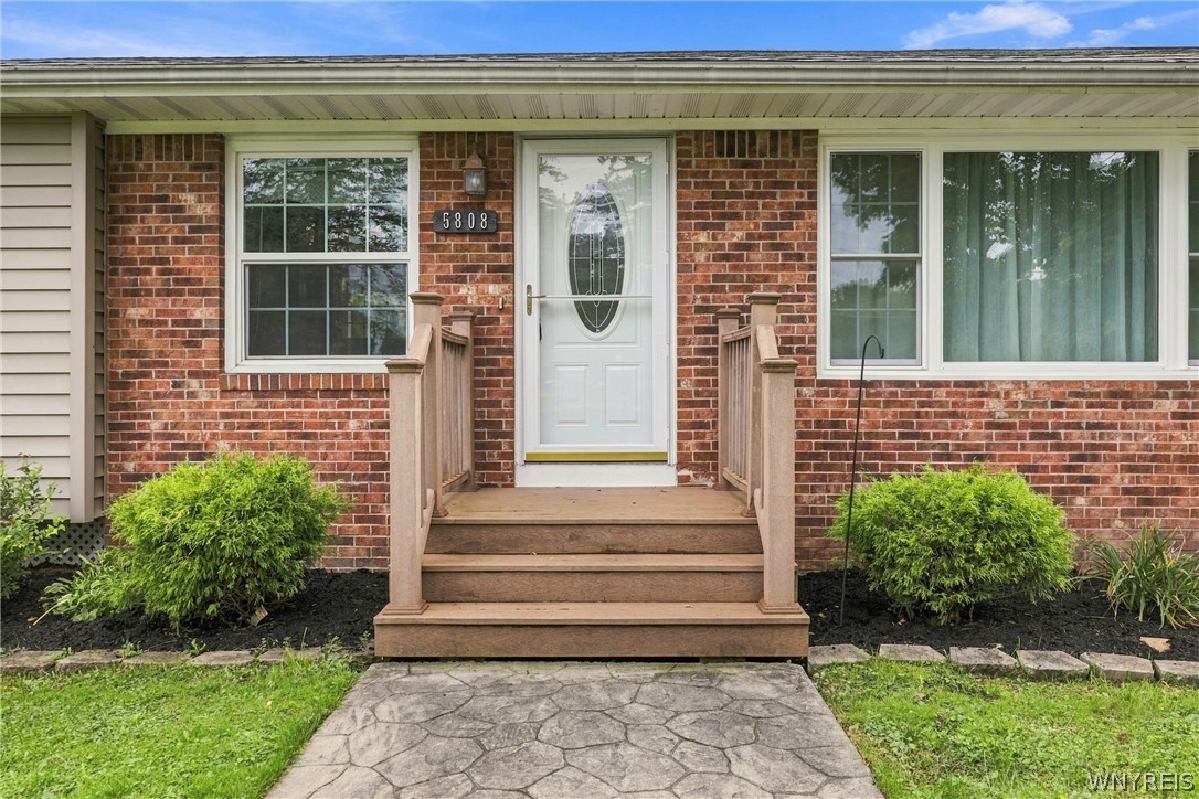 5808 Tonawanda Creek Road Pendleton, NY 14094 - Photo 3 of 32 Gallery Image 3