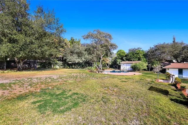 a view of a yard with a house