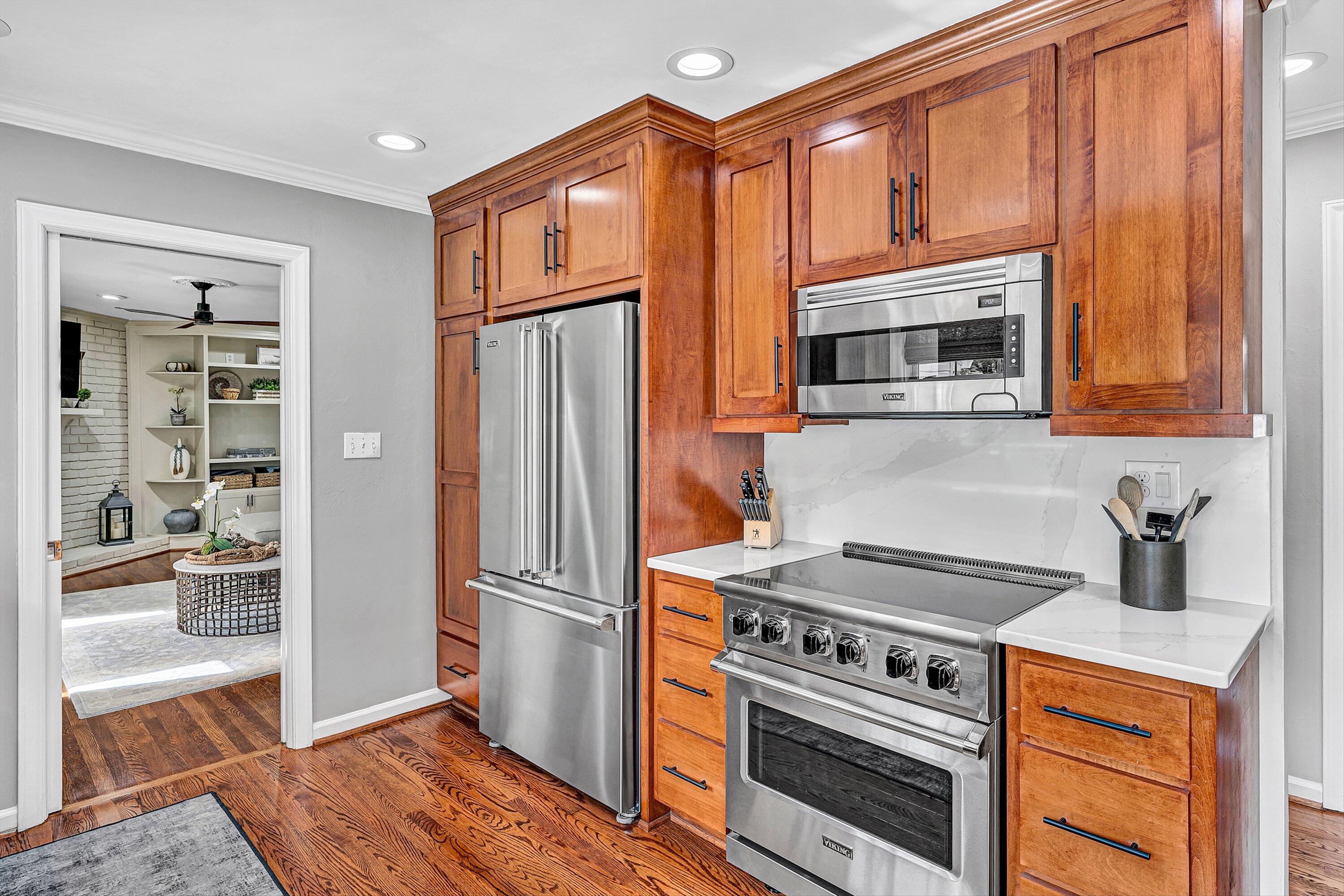 5063 Falcon Ridge Road Roanoke, VA 24018 - Photo 26 of 82 a kitchen with granite countertop a refrigerator stove and microwave