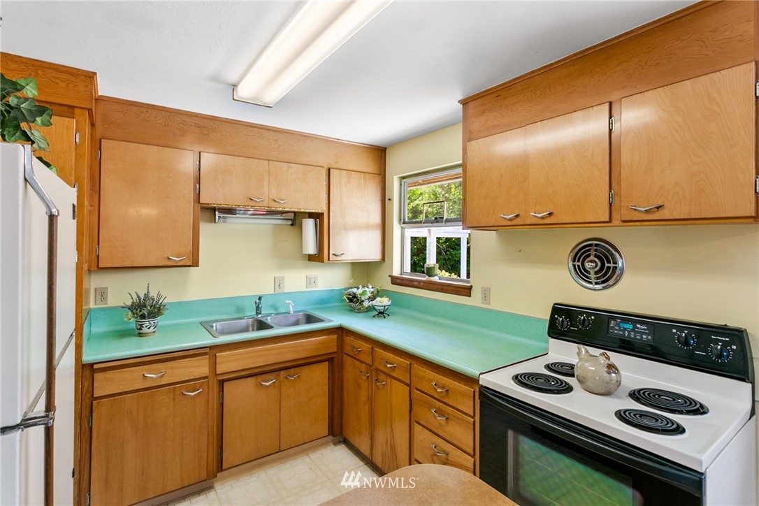 1301 Pierce Place Northeast Renton, WA 98056 - Photo 8 of 24 Gallery Image 8