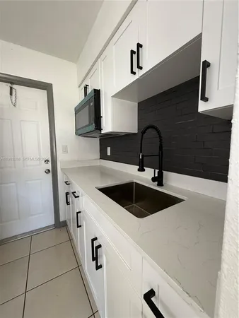 $2,000 | 2216 Fillmore Street, Unit 6, Hollywood, FL 33020