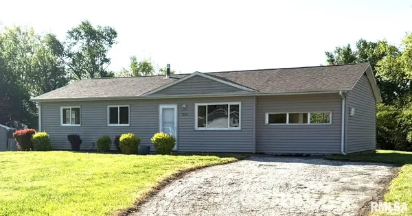 $180,000 | 1600 East Walnut Street, Chatham, IL 62629