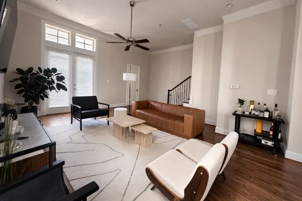 $2,695 | 2318 Hutchins Street, Houston, TX 77004