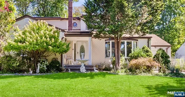 a view of front of house with a yard