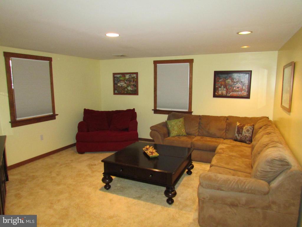 2741 Meadow View Road Manheim, PA 17545 - Photo 17 of 36