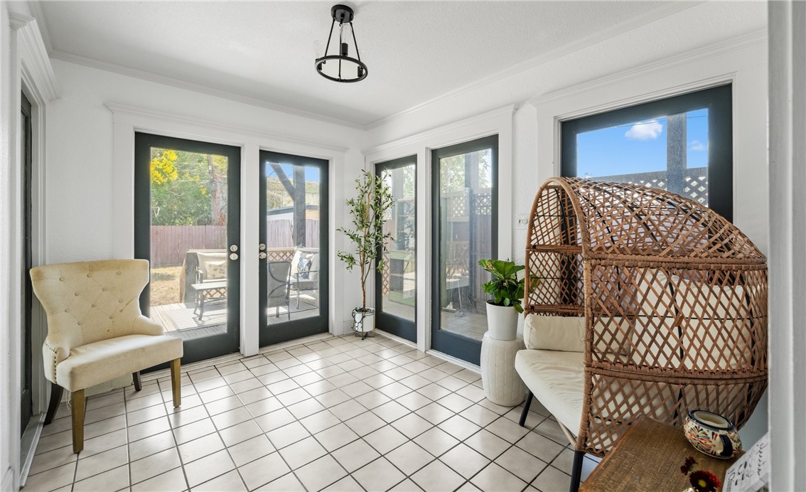245 Leming Avenue Corpus Christi, TX 78404 - Photo 15 of 33 a living room with furniture