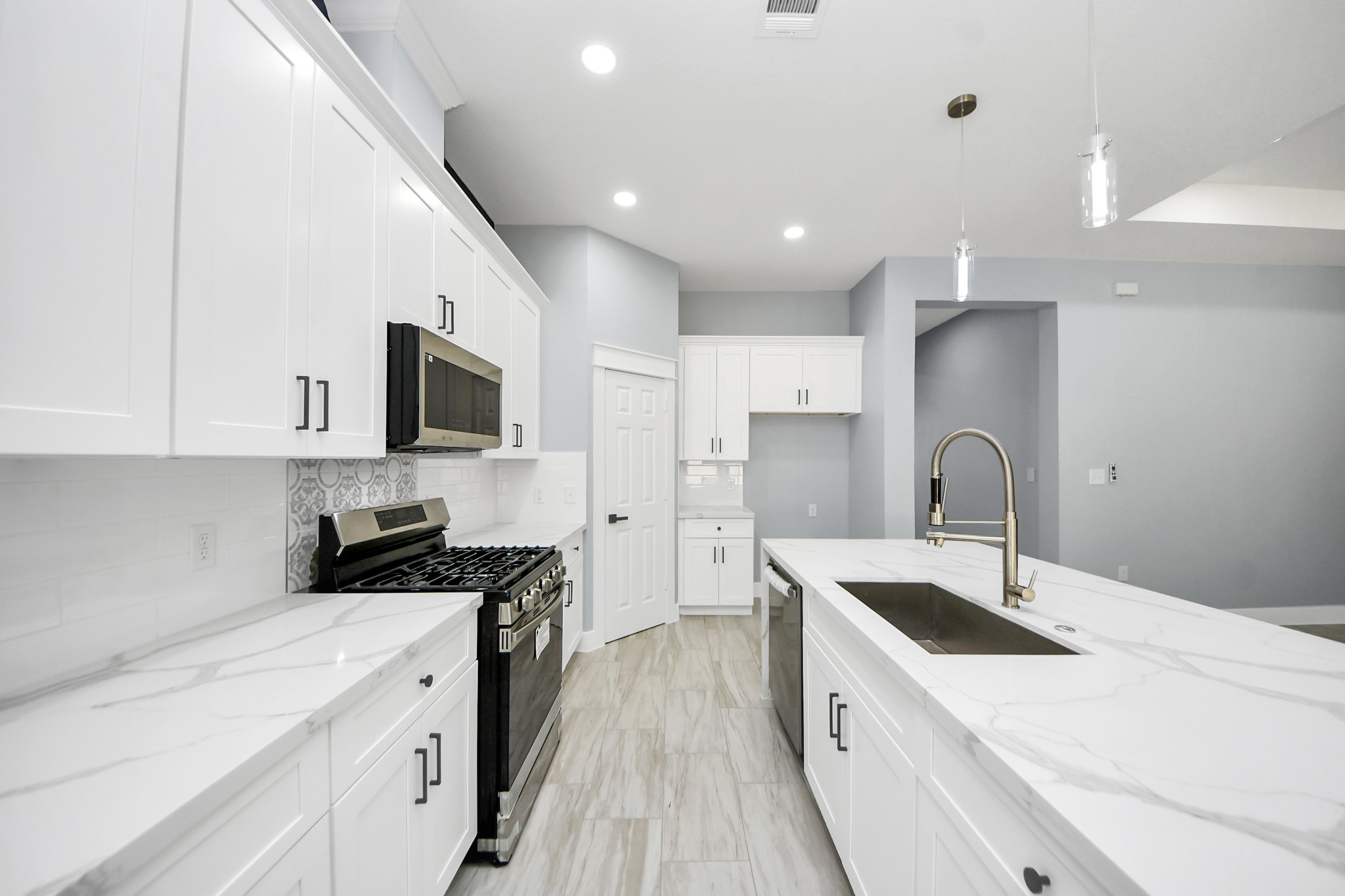 406 South Iowa Street La Porte, TX 77571 - Photo 18 of 49 a kitchen with a sink a stove and cabinets