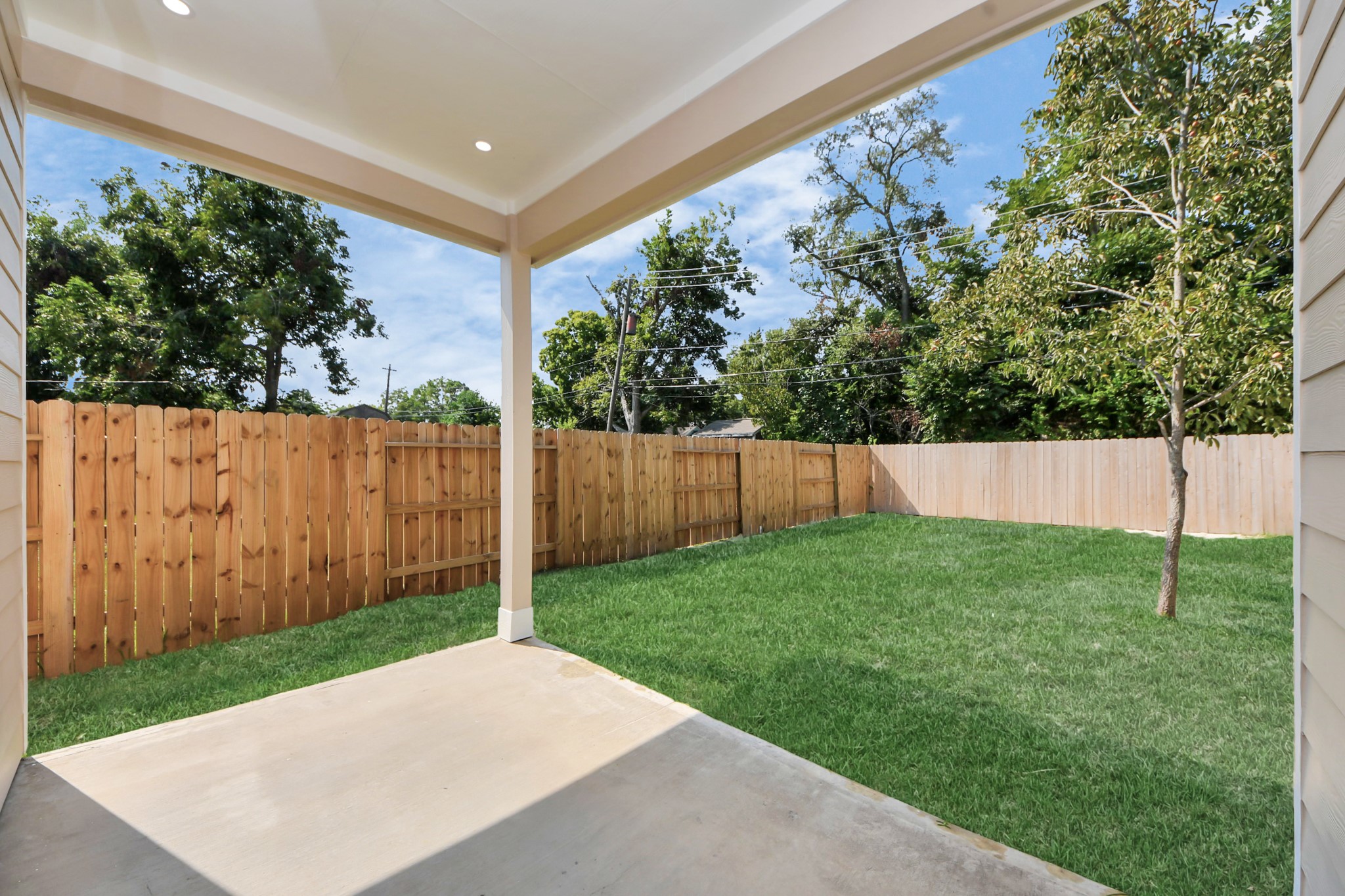 406 South Iowa Street La Porte, TX 77571 - Photo 40 of 49 a view of a backyard