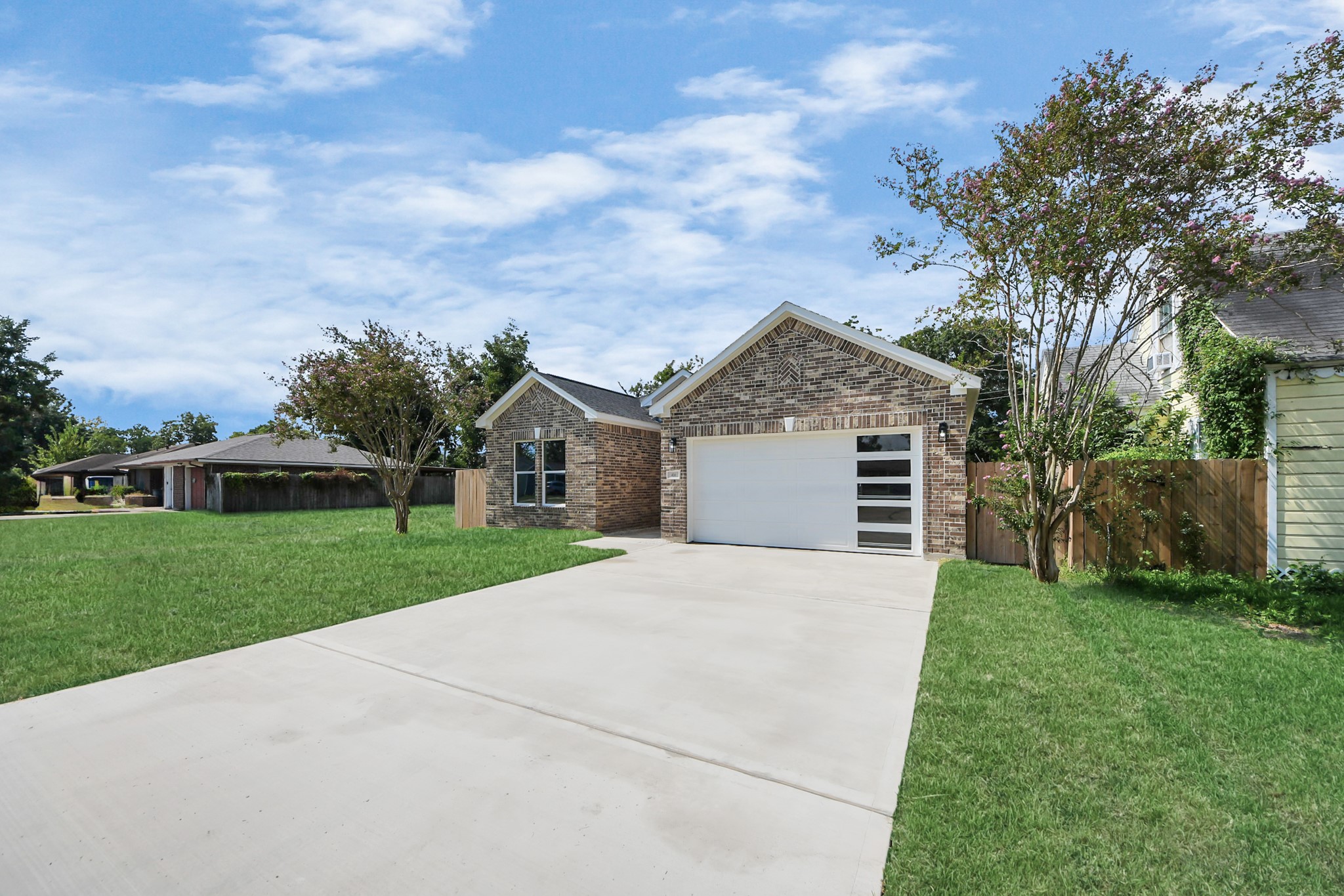 406 South Iowa Street La Porte, TX 77571 - Photo 7 of 49 a front view of a house with yard